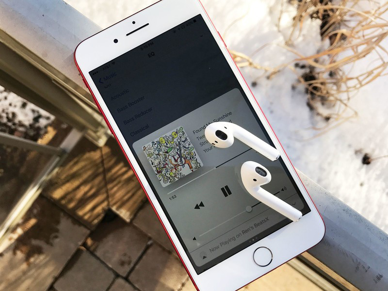 Để AirPods gần iPhone, iPad của bạn