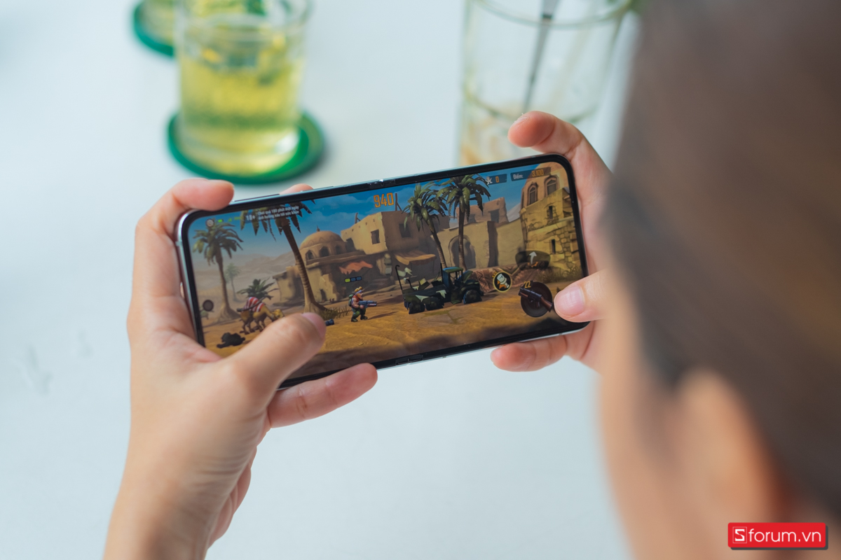 Màn hình Samsung Galaxy Z Flip5 này theo tỉ lệ 22:9, phù hợp xem sách báo trên mạng xã hội và cả xem phim
