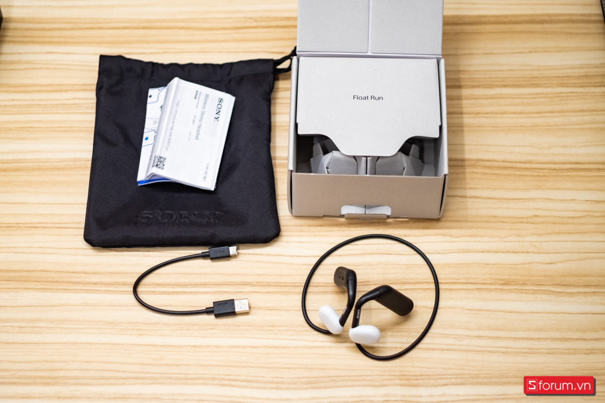 Sony Float Run WI-OE610 được đi kèm sách hướng dẫn, dây cáp sạc USB-C cùng túi vải đựng