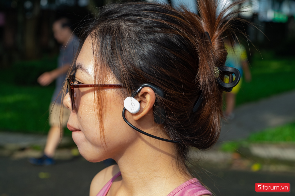 Sony Float Run WI-OE610 có thiết kế mở (Open Ear) không bám dính sâu vào bên trong tai cùng nặng 33g
