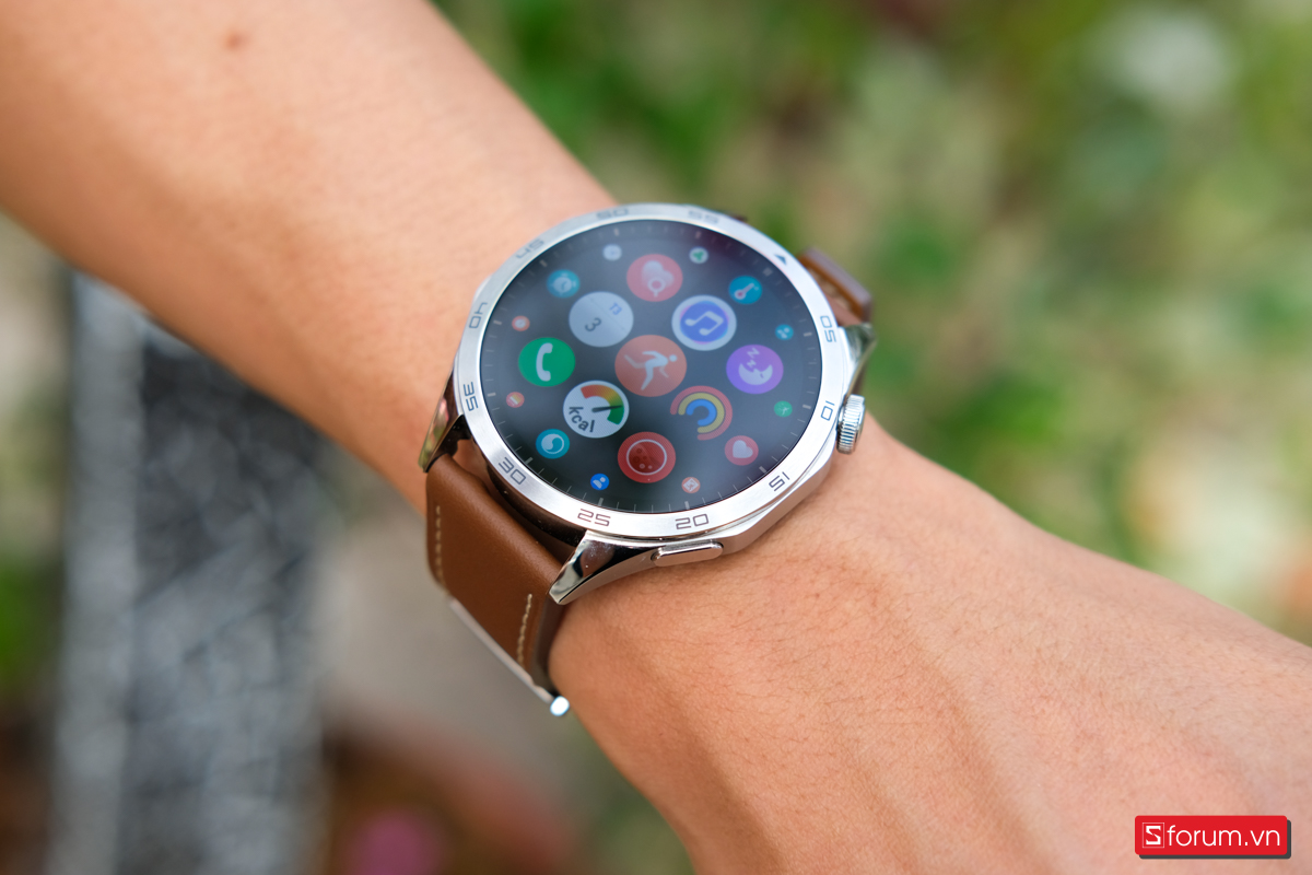 Huawei Watch GT4 có viền bằng khung thép không gỉ, Phần viền quanh màn hình sẽ được khắc số cách nhau 5 phút từ 5, 10, 15