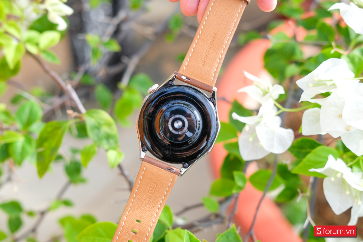 Mặt sau Huawei Watch GT4 đã được Huawei cải tiến lại để đo đạc các chỉ số như SPO2, nhịp tim, giấc ngủ, v.v...