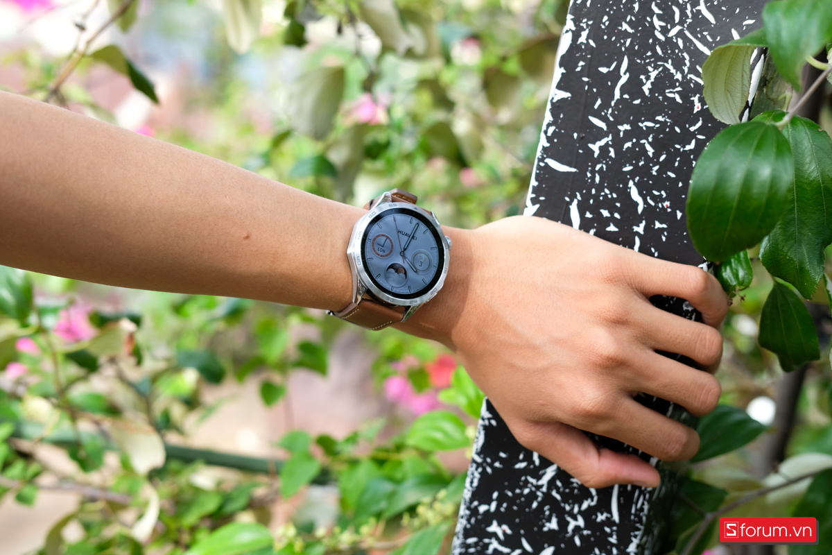 Huawei GT Watch 4 vẫn theo ngôn ngữ thiết kế với mặt đồng hồ hình tròn cổ điển như đời trước