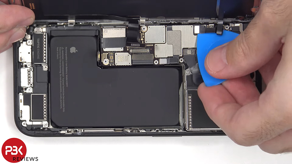 Apple sử dụng thiết kế mô-đun cho iPhone 15 Pro, vì vậy chúng tôi có thể dễ dàng tháo các thành phần để thay thế và sửa chữa