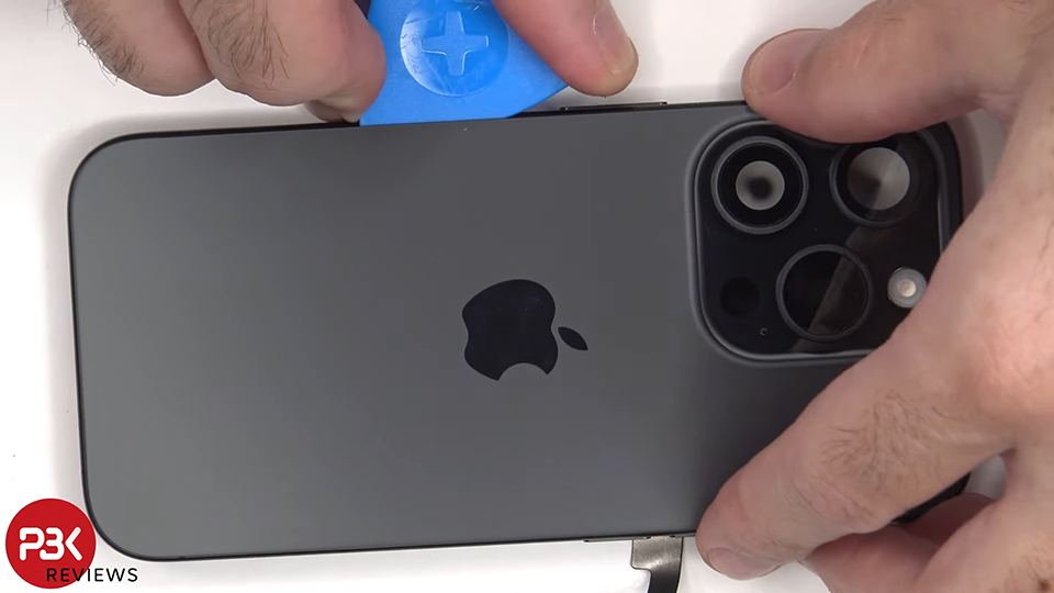 Mặt sau của iPhone 15 Pro có thể được gỡ bỏ dễ dàng