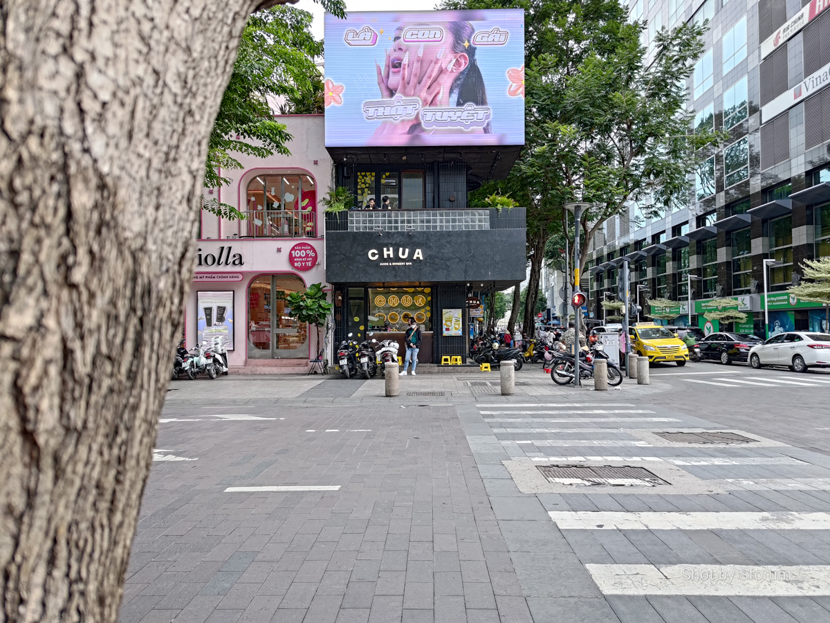 ROG Phone 7 Ultimate tái hiện góc phố Nguyễn Huệ với đầy đủ chi tiết, màu sắc